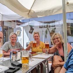 Drinks with the Camino family. Farewell to a couple