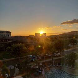 Auch vom Hotelzimmer ist der Sonnenuntergang fantastisch