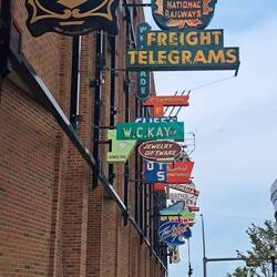 Abgefahrenes Outdoormuseum. Kostenpunkt: Parkplatzgebühr, wenn benötigt.