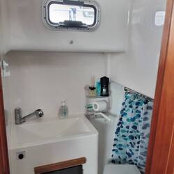 Bad mit WC, Waschbecken und Dusche