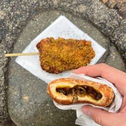 Currybun und fried Chicken