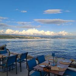 Perfekter Platz für ein letztes Abendessen am Meer