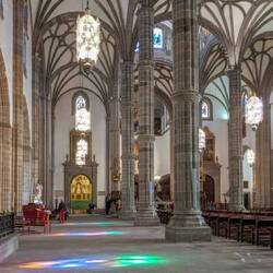 Wie Palmen ist die Decke gebaut