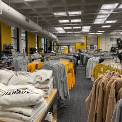 Der Panther-Shop mit mehr als genug Merchandising