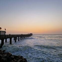 Sonnenuntergang. Es fällt auf die deutsche Flagge links