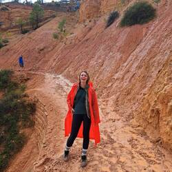 Kelly, nachdem sie in einen Lehmhaufen getreten ist.