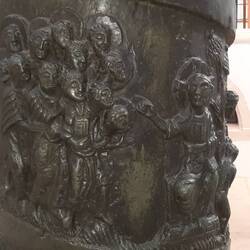 Detail der Bernwardssäule: Christus predigt den Aposteln