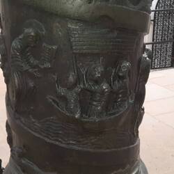 Detail der Bernwardssäule: Sturm auf dem See Genezareth