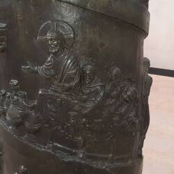 Detail der Bernwardssäule: Die Hochzeit zu Kanaan