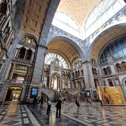 So nen prunkvollen Bahnhof haben wir noch nie gesehen....