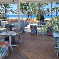 Blick vom offenen Speisesaal aufs Meer