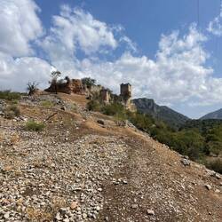 The walk up to Castillo de Otíñar