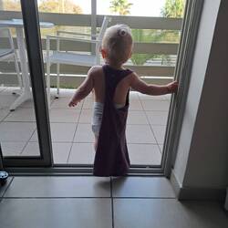 Jasper hat sein Strandkleid aka Mudderns Top übergeworfen
