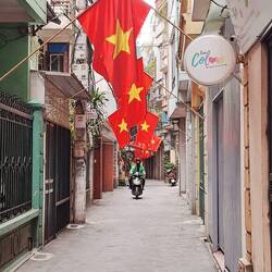 Rote Farben, gelbe Sterne