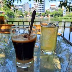In Hanoi gibt es viele ruhige Cafés rund um die Seen der Stadt