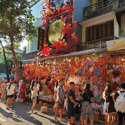 Kirmes-artige Stände in den Straßen