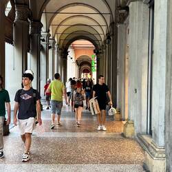 Bogengang 950m lang, Geschäft an Geschäft