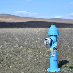 Ein Hydrant mitten in der Lava-Wüste? Vielleicht zum Löschen, wenn wieder mal ein Vulkan ausbricht?