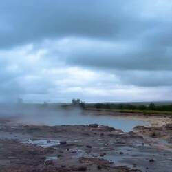 Strokkur, der kleine spuckt aber alle ca. fünf Minuten und rettet dem Park seine Ehre