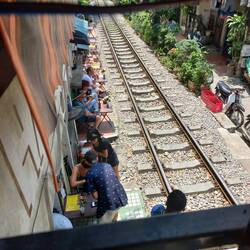 Kneipe direkt auf dem Bahndamm, gleich müssen sie runter