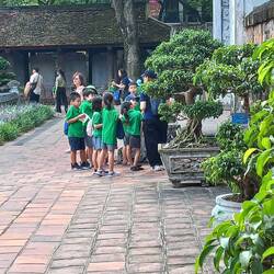 Kinder einheitlich mit Schulkleidung