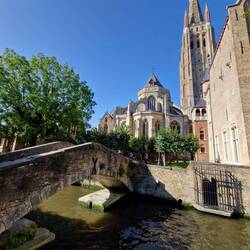 Bonifatiusbrücke. Im Hintergrund die Liebfrauenkirche