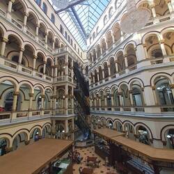 Ein Shoppingcenter im Zentrum in dem vor allem kleine lokale Modelabel ihr Läden haben