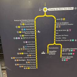 Alles dieselbe Linie, aber nur der Zug, der VELO heißt, fährt zum Schloss. 🤔