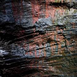 Man sieht den Fluss der Lava, bevor sie erkaltete