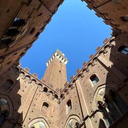 Innenhof des Rathauses mit dem 102m hohen Turm