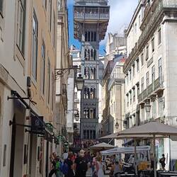 Aufzug zu einer Aussichtsplattform um die Stadt von oben zu sehen - zu teuer!