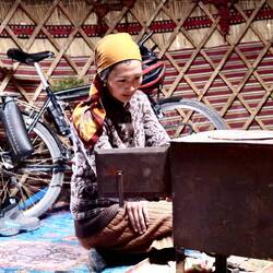 Der Ofen in der Jurte wird mit Kuhd ung beheizt. Der Geruch ist einzigartig.