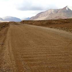 Wellblech-Ruckel-Zuckel-Buckelpiste. Mühsamer geht es kaum.
