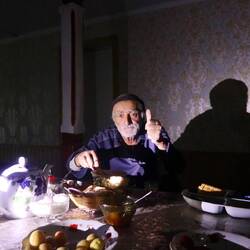 Abendessen mit Akim. Mehrmals am Tag ist Stromausfall.