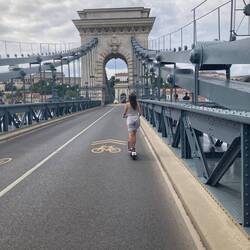 Andando con el scooter en el puente de las cadenas