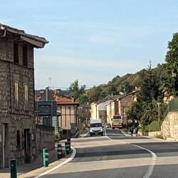 Tomka autobus w Villafranca, kolejna wioska na trasie