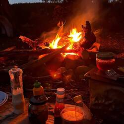 Burger essen am Lagerfeuer