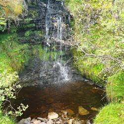 Chliine Wasserfau, s Bachbett isch rot vo Ise oder Mangan (luut Google).