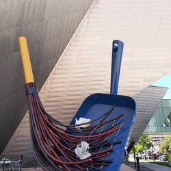 Voorkant beeld bij museum