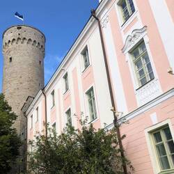 Pikk Hermann/Hermannsturm mit der Estnischen Flagge