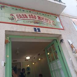 Schönes kleines Café abseits der Touristenströme mit leckerem kleinen Gebäck.