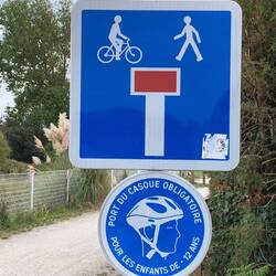 Und wir dachten, nur die Deutschen tragen Helme.😅