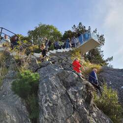 Im Gänsemarsch die Treppen hinauf