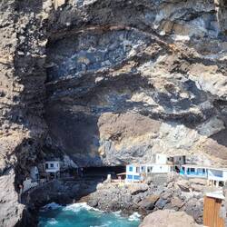 Die Häuser wurden in die Grotte gebaut - früher Piratenversteck ☠️