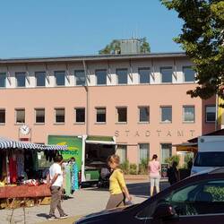 Hauptplatz mit Samstagsmarkt