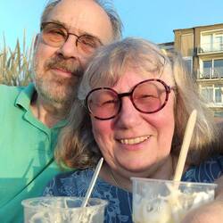 Zwei fröhlich gelaunte Menschen