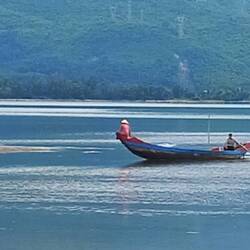 Fischer bei der Arbeit in einer Lagune mit Austernzucht