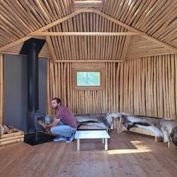 ..dirselbe Erdhügelhütte von innen