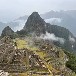 Der Berg sieht aus wie ein liegender Kopf im Seitenprofil