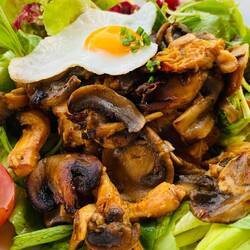 Herbstsalat mit Pilzen und Wachtel Spiegelei